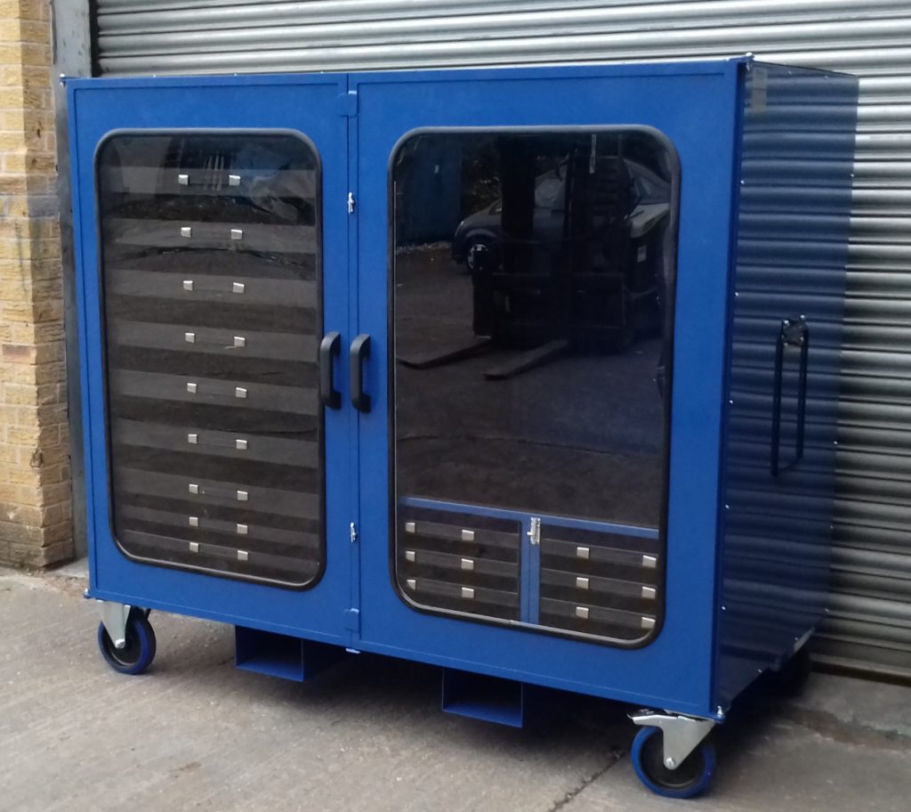 04/05 Kitting Transport Wardrobe
