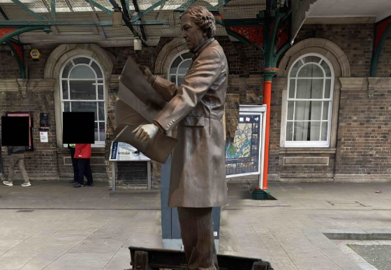 Bronze statue to take pride of place outside Chester Railway Station